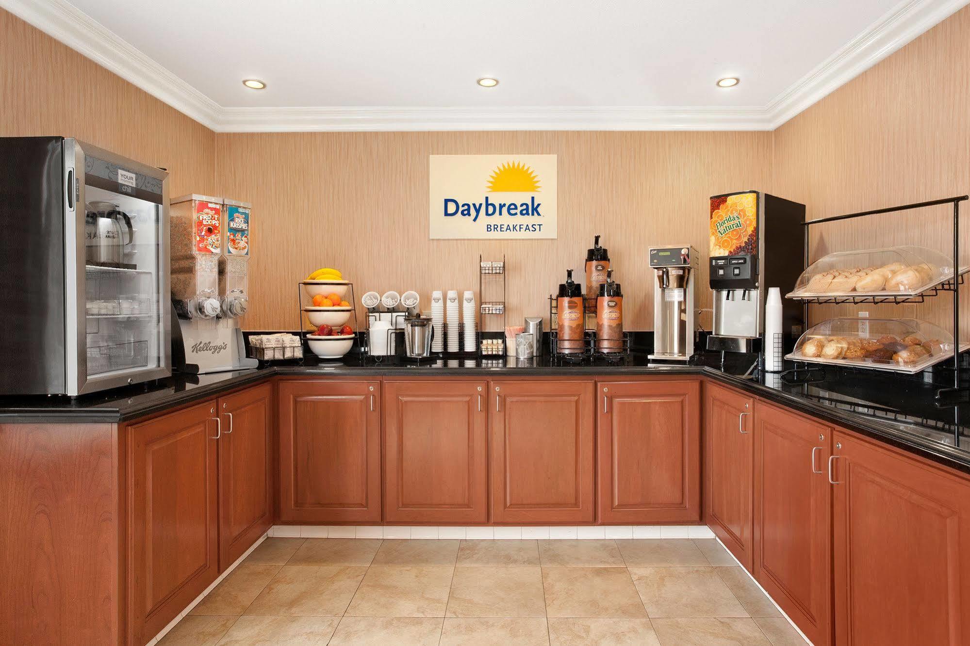 Days Inn By Wyndham Carlsbad Exterior photo